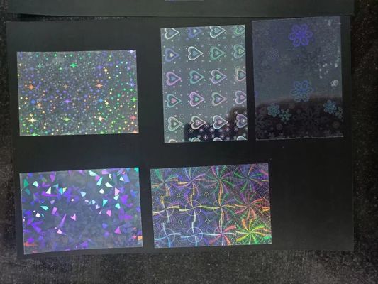 Matériau de la carte lumineuse Film holographique revêtu de PVC de 0,06 mm Surcharge pour la production de cartes de conception spéciale