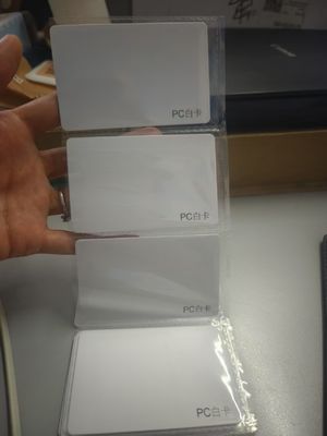 Feuille de polycarbonate stratifiée résistante à l'humidité sans revêtement de colle des deux côtés pour la surface