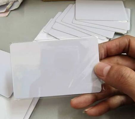 Des feuilles de PVC imprimables à jet d'encre blanches pour la production de cartes en plastique.