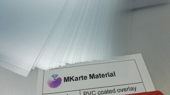 Film de revêtement en PVC transparent avec une épaisseur de 0,04-1,0 mm et un niveau d'adhérence élevé pour la stratification de cartes en plastique