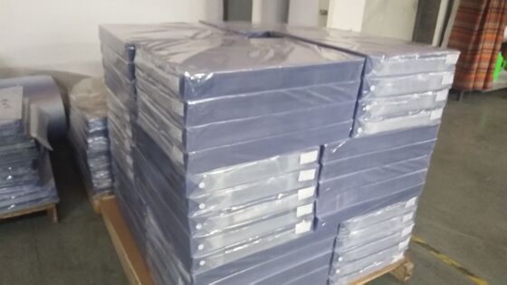 Film de revêtement en PVC transparent avec une épaisseur de 0,04-1,0 mm et un niveau d'adhérence élevé pour la stratification de cartes en plastique