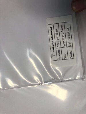 Feuille PVC blanche imprimable par jet d'encre de 0,3 mm de taille personnalisée avec une forte résistance au pelage pour la production de cartes à puce