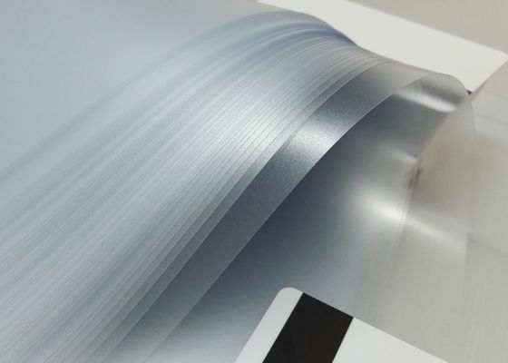Film de revêtement en PVC imprimable à déclin lent décalé d'une épaisseur de 0,04 à 0,10 mm pour la stratification de cartes