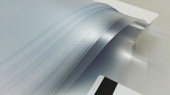 Film recouvert enduit en plastique matériel de carte vieillissante supérieure de PVC pour la production de Smart Card