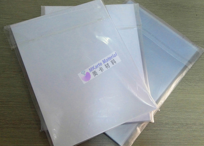 Feuille de carte plastique avec tolérance d'épaisseur de ±5% pour le port de chargement à Shanghai ou un autre port chinois