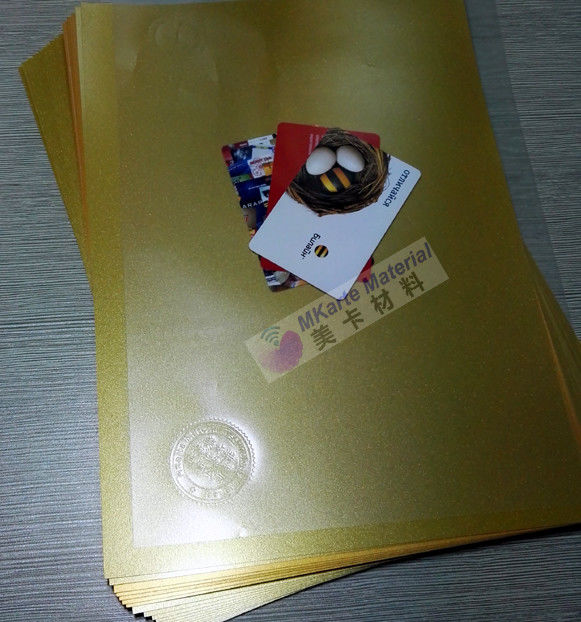 Feuille d'or de PVC de la taille A4 adaptée aux besoins du client par A3 avec la belle surface de couleur d'or
