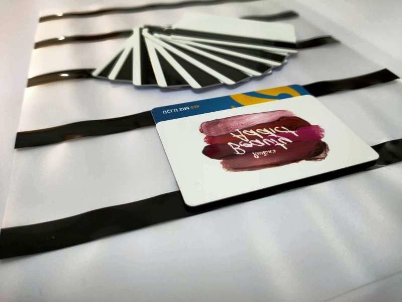 Bande magnétique enduite du film Salut-Co de bandes magnétiques noires de couleur pour la stratification de carte de PVC